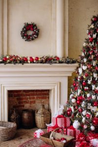 A room decorated in a Christmas theme