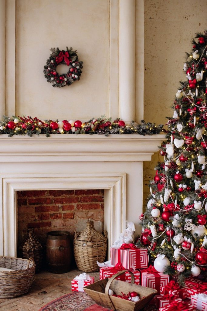 A room decorated in a Christmas theme